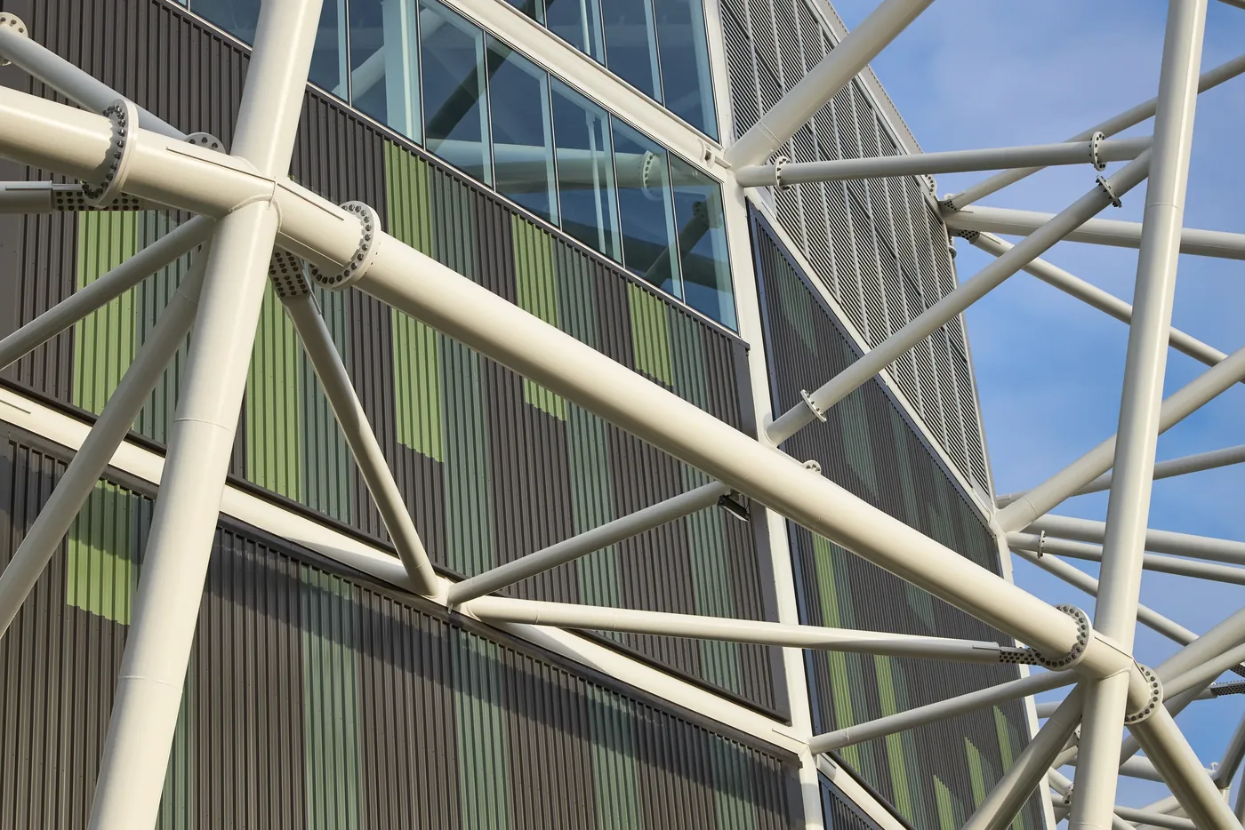 Louvred cladding crossed by diagonal white steel struts